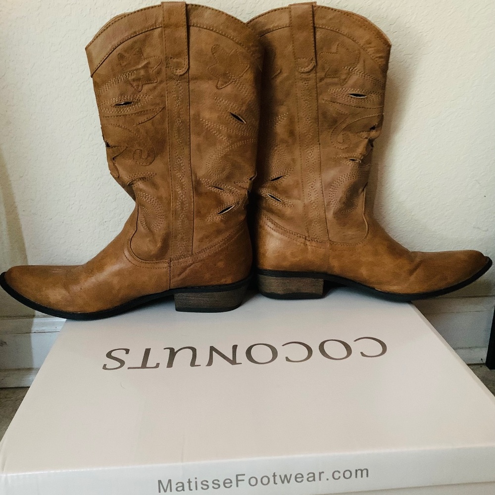 Tan cowgirl boots size 7.5